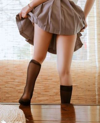 在卧室里和丝袜麻麻啪啪_蓝光超清免费观看